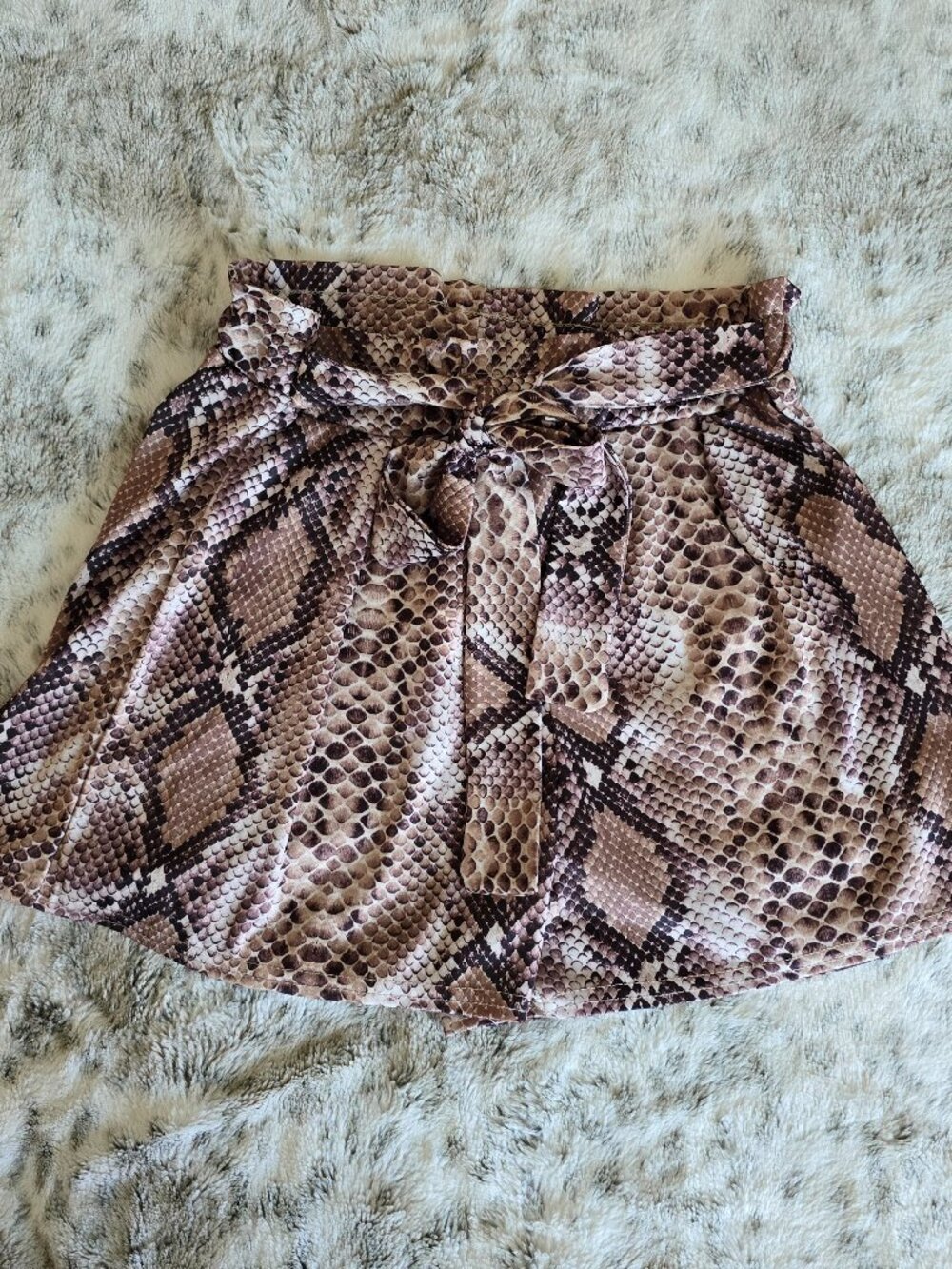 NWOT boohoo Snake Print Paper Bag Shorts, Size 6
